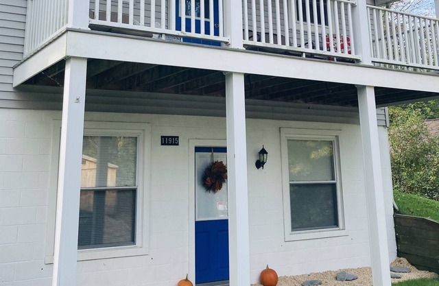 Modern Lake House, 3 decks, and A/C,