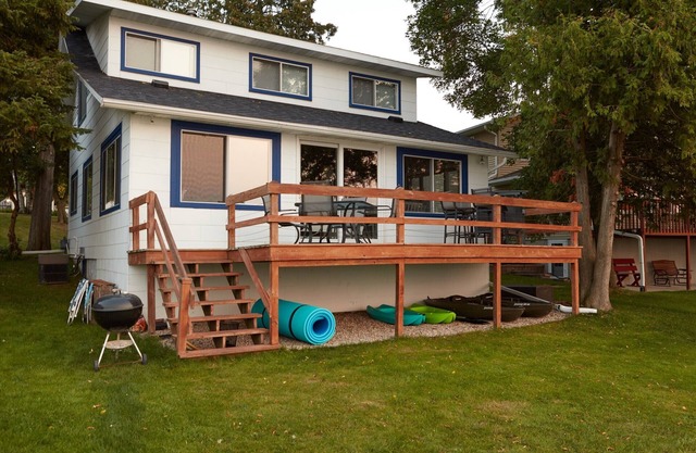 Modern lakefront cottage. Great for kayaking, paddleboarding, fishing & swimming
