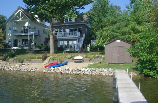 Accueil au bord du lac moderne sur le lac Sechrist (chaîne de lacs Barbee)