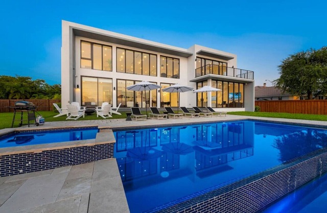 Modern Lakefront Villa w/ Pool, Jacuzzi and Gym
