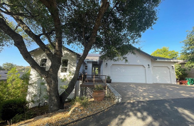 Modern Lakehall Retreat: Sauna, Chef Kitchen, Walk to Folsom Lake.