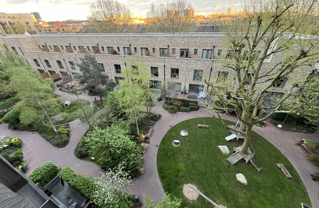 Modern & Large 1b Apt with Balcony & Courtyard