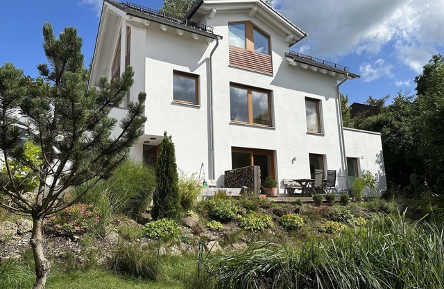 Moderne, grande terrasse, jardin et beaucoup de soleil.