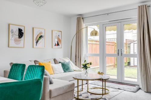 Modern Living 3 bedroom Villa Luton Car parking close to Town centre Airport Birdwatching walk paths