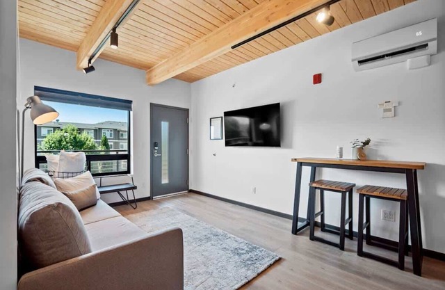Modern loft close to Kendall Yards Suite-3