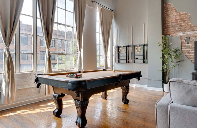 Modern Loft w/Pool Table| Parking| Sleeps 8| DT