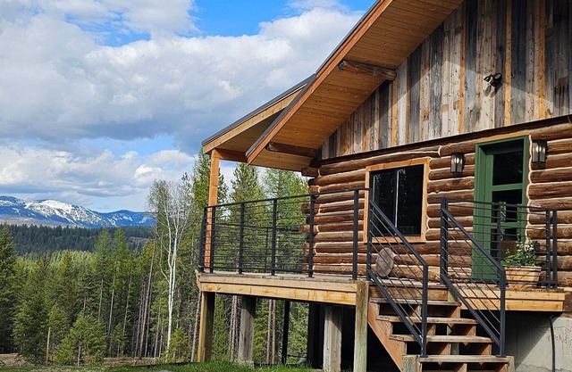 Modern Log Cabin: Mountain Views on 15 acres, Starlink wifi, pool table, firepit