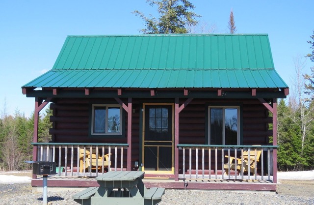Cabane en rondins moderne avec vue sur l'étang disponible à la location dans le centre du Maine.