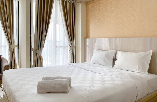 Modern Look And Comfy Studio Tifolia Apartment