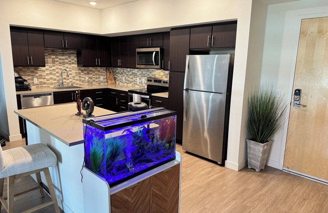 Modern Lux 1-Bedroom Chock-Full of Amenities. Caltrain & SFO < 10mins