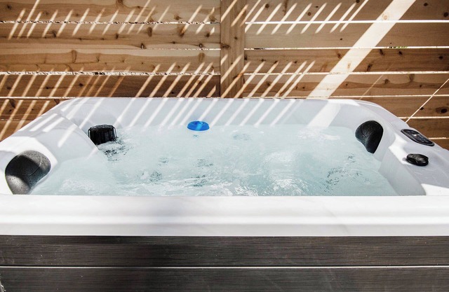 Modern Lux King Suite, w/ Hot tub, Central Omaha!