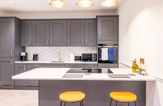Modern Luxe 3Bed 3Bath with additional Flex Space | Great London Location