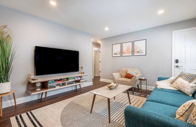 Modern Luxe East Side 5BR Home Perfect Location