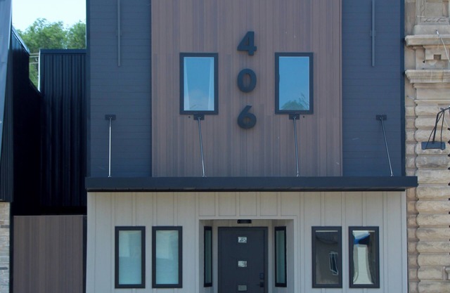 Modern & luxurious 2-bedroom apartment with WiFi, AC on Main Street in Platte.