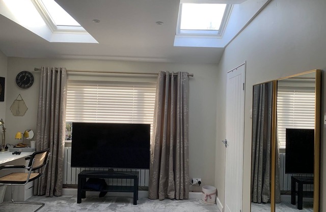 Modern & Luxurious Double Bedroom with en-suite washroom (Double walk-in shower)