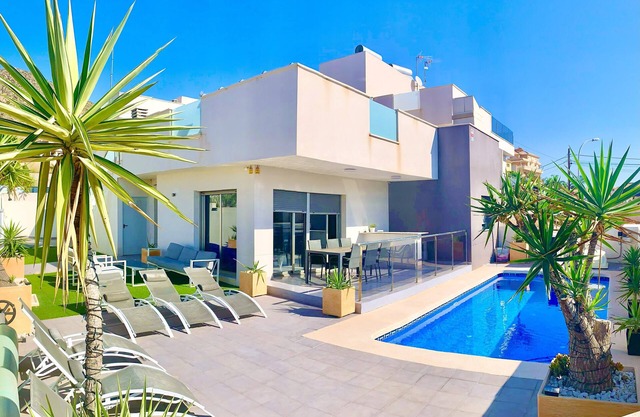 NOUVELLE VILLA DE LUXE À LA PLAGE AVEC PISCINE PRIVÉE, VUE SUR LA MER, WIFI À BOLNUEVO