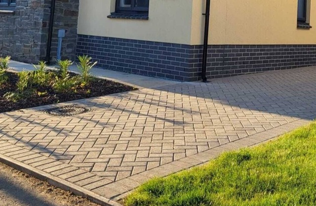 Modern, luxury bungalow, private garden in a quiet village, 5 miles to the beach