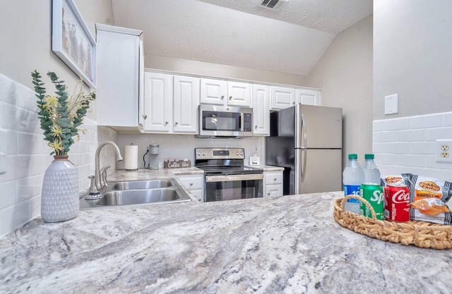 Modern Luxury Retreat w/ Fast Wifi. 10 mins from Downtown, ASU & Maxwell AFB.