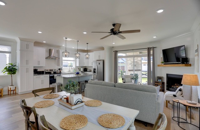 Modern Luxury Retreat: Walk to Tims Ford Lake!