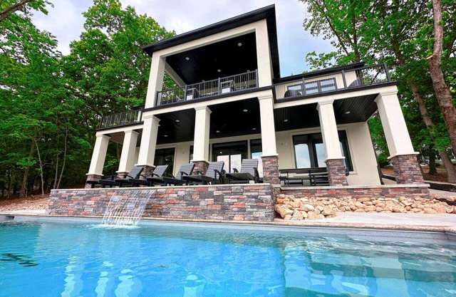 Modern Luxury! Sleeps 24! Pool, Spa, Golf, Arcade, Dock! Deep Cove, Calm Waters!
