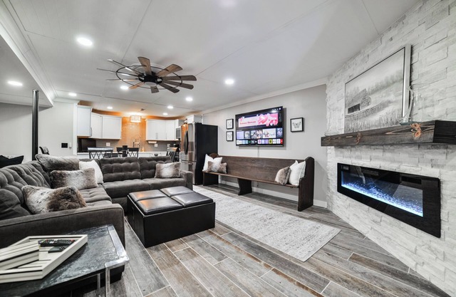Modern Luxury Stay | Fast WiFi | Bunk Room Option