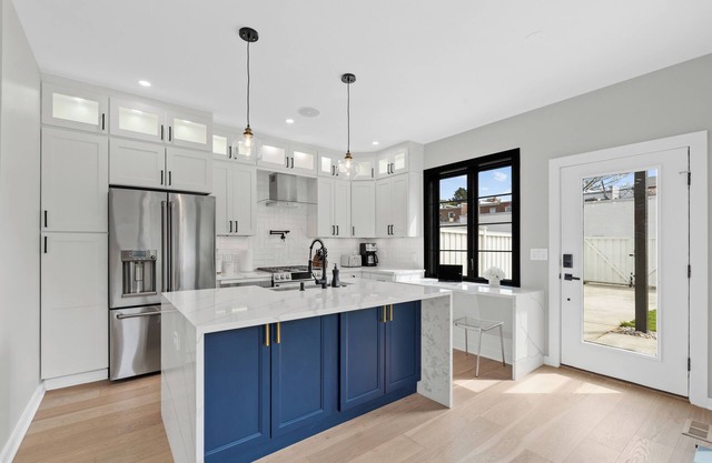 Modern Luxury w/Parking - Old Town Alexandria!