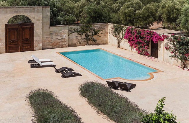 Masseria moderne immergé dans Olive Grove.