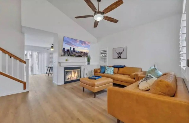 Modern Midcentury: Massage Chair, BBQ, TV, Sleeps 6