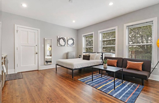 Modern Minimalist Studio Apt in Portage Park