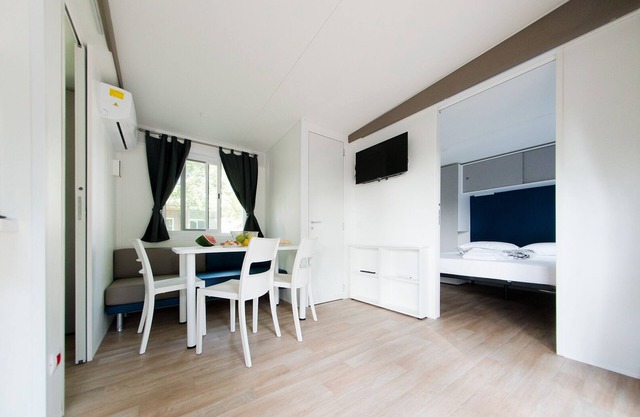 Modern mobile home close to beach Marina, 2 bedrooms 1,5 bathrooms, cosy terrace