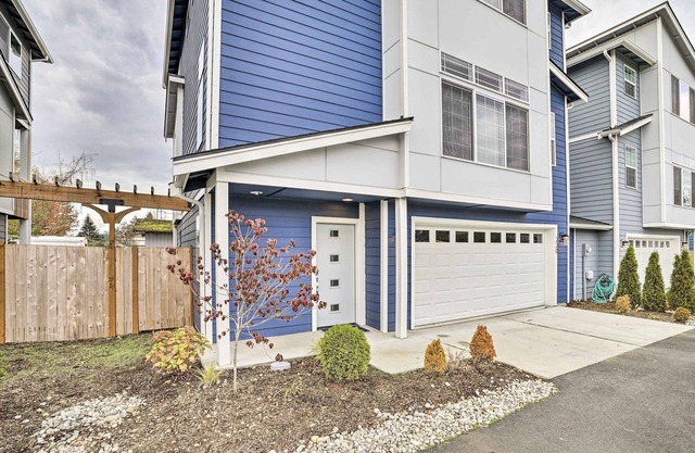 Modern Monroe Home - Private Yard & Mtn Views