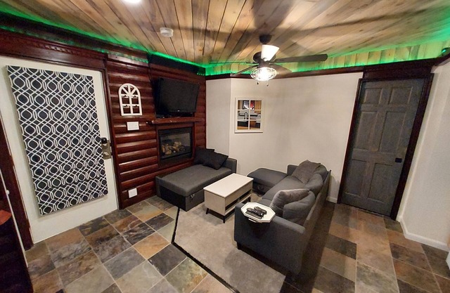 Modern mountain cabin condo w/ jetted tub steam shower +music reactive lighting