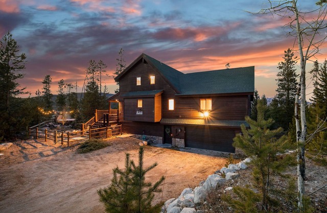 Modern Mountain Cabin w/Hot tub, Sleeps 15, Pet Friendly, and Mountain Views