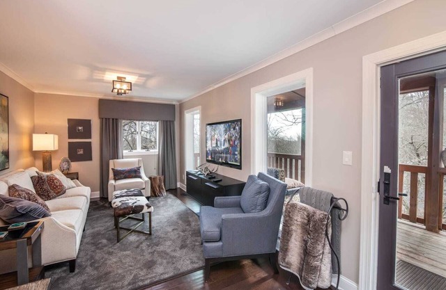 Chalet de montagne moderne avec emplacement idéal, suite king, baby-foot, Animaux acceptés, près de App Ski!