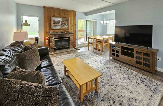 Modern mountain condo – views, fireplace, WiFi, hot tub, pool, shuttle