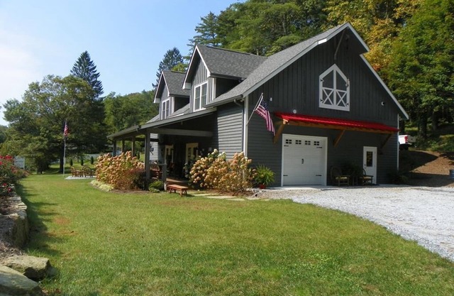 Modern Mountain Farmhouse in the heart of Cashiers