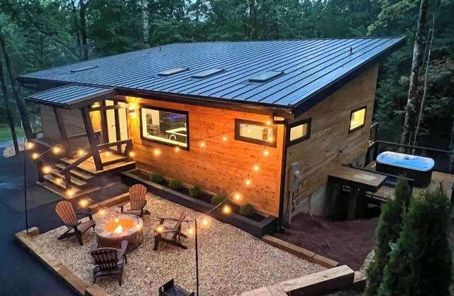 Modern Mountain Getaway with hot tub & fire pit 10 minutes to Helen