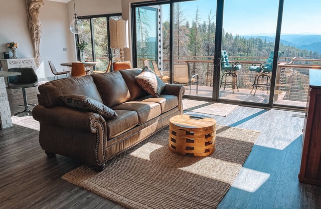 Modern Mountain Getaway with Panoramic Canyon Views