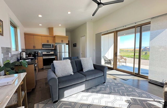 Modern Mountain Guest House Getaway near Driggs