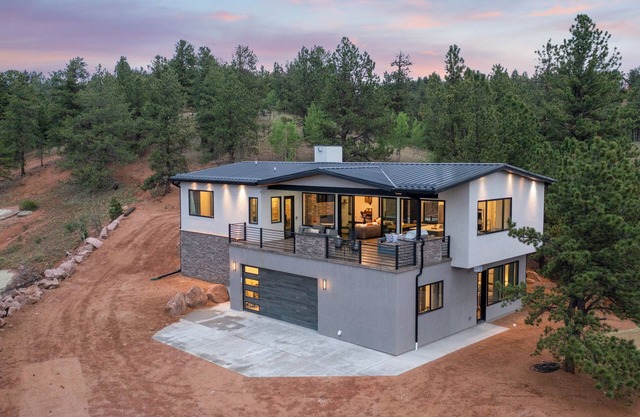 Modern Mountain Retreat with Sauna and Spectacular views.