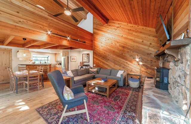 581 Modern Mountain Townhome w/ Stunning Views, Pool, and Spa