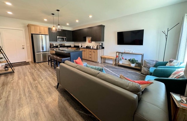 Modern Mountain Townhome with A/C near Targhee, Yellowstone, Grand Teton