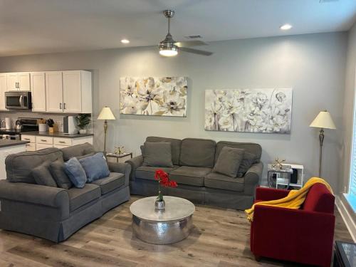 Modern Near Downtown Hospitals Greenville Stay
