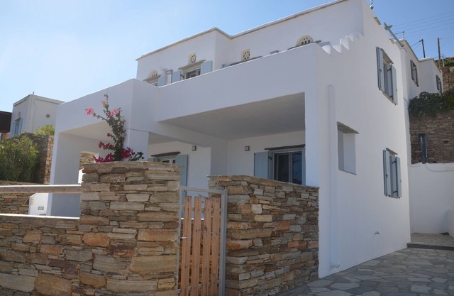 Villa neuve moderne avec vue sur la mer Égée