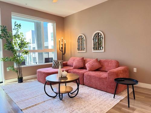 Modern Oasis 10 Min from Disneyland With Pool & GYM