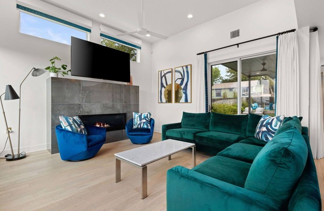 Modern Oasis in East ATX, Sleeps 8, Parking, Pool