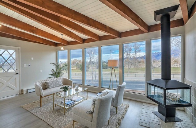 Modern Oasis near Golf Course, 4bd/3a, Dogs