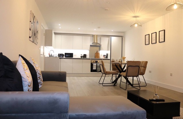 Modern One Bedroom Apartment Open Plan Lounge-Kithchen-Dining Area Free Parking
