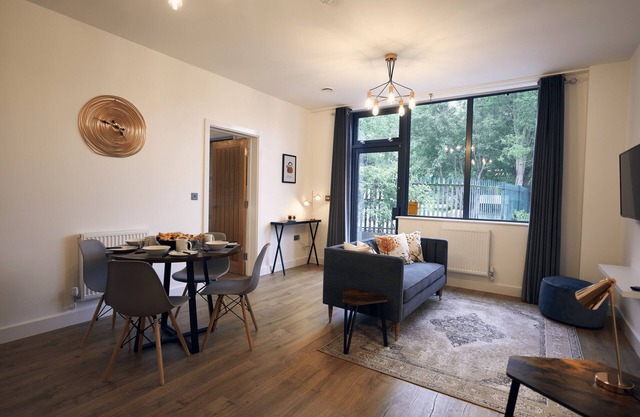 Robin-Moderne-Appartement-Salle de bain privée séparée-Vue sur Rue