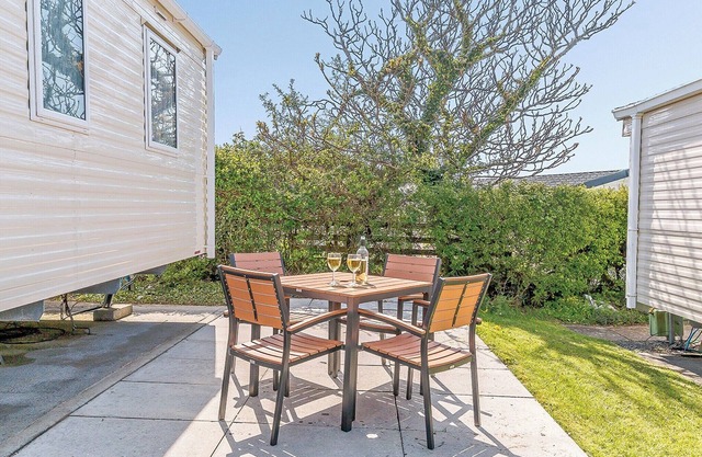 Modern open plan caravan with one double with en suite W.